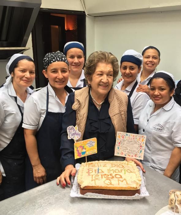 La fundadora junto con el equipo de cocina