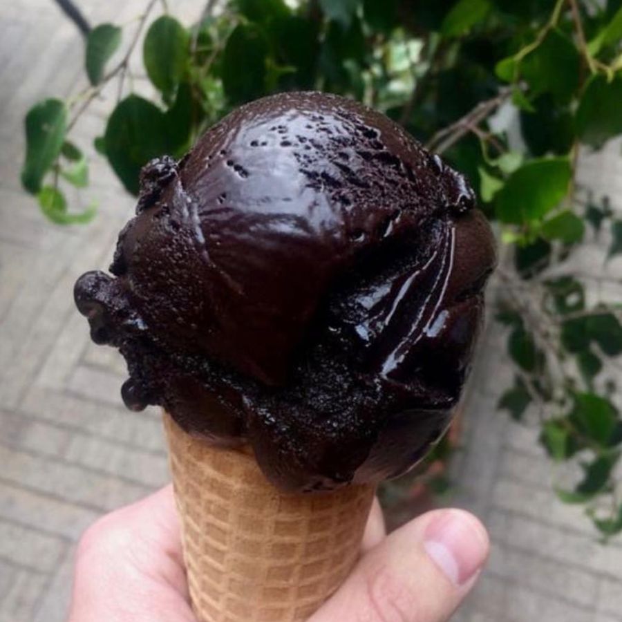 Cono de gelato de chocolate.