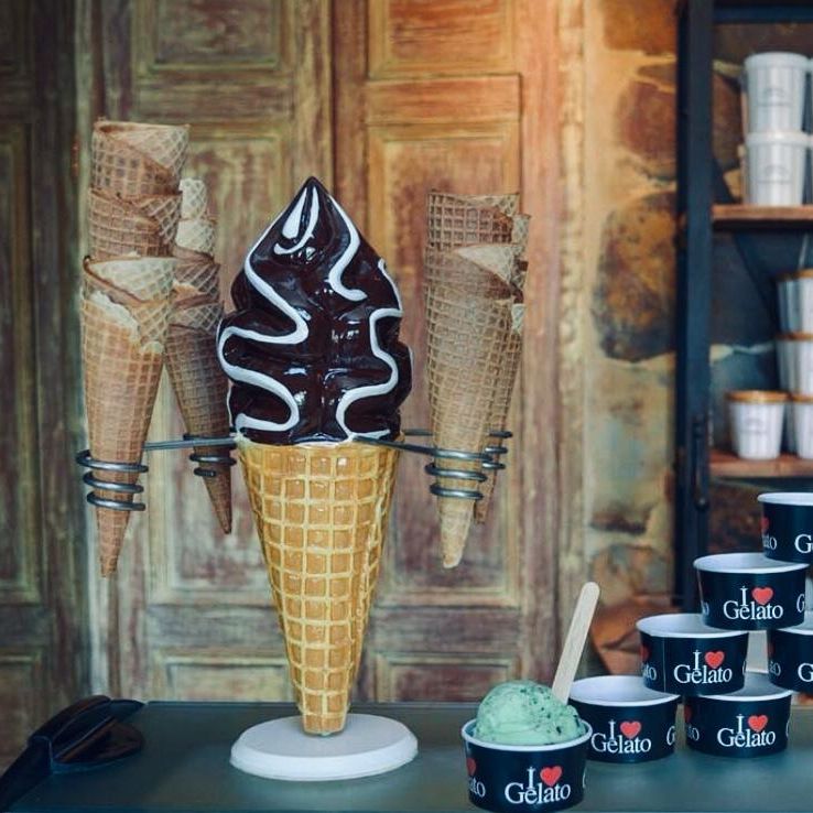 Cono grande de gelato de chocolate.