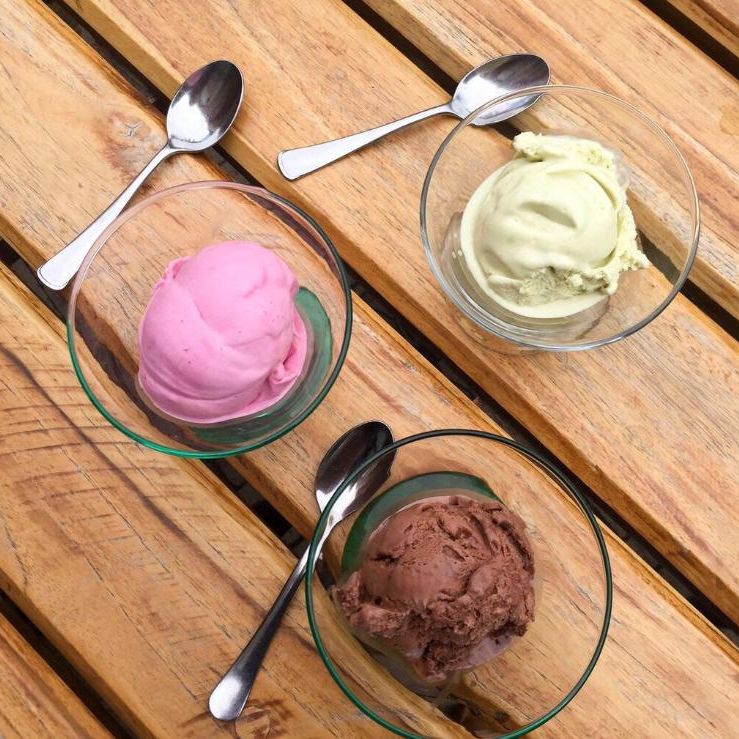 Tres copas de gelato, listas para disfrutar.