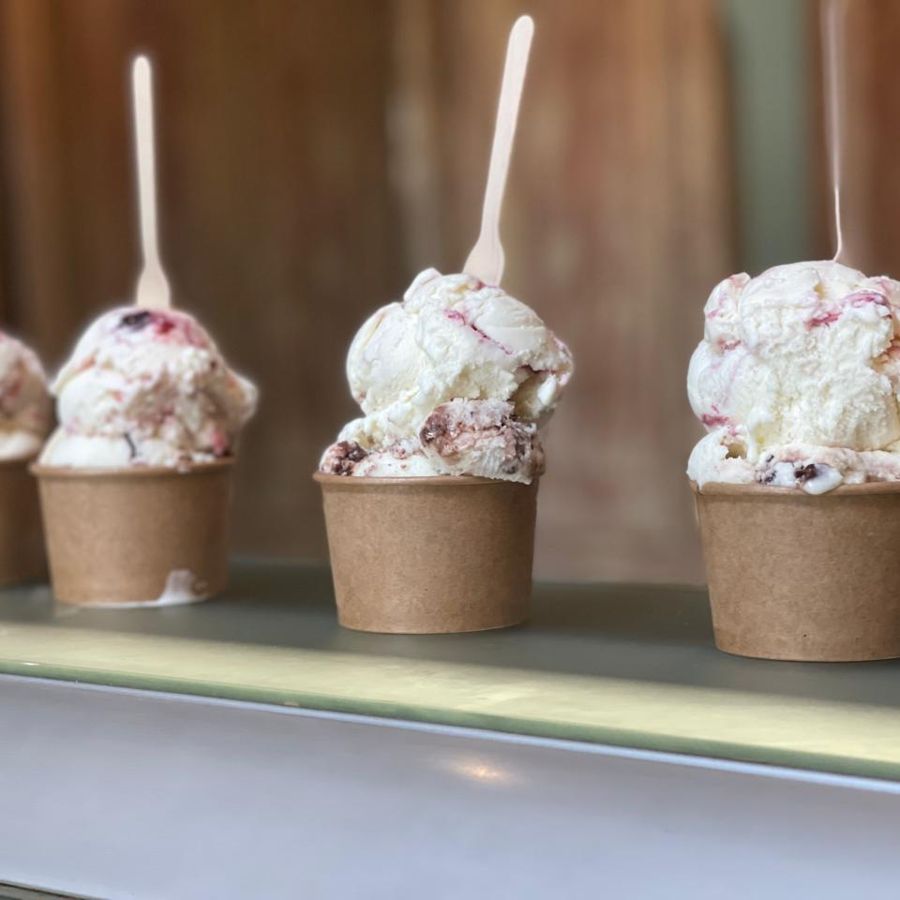 Vasos de gelato con cucharas de madera.