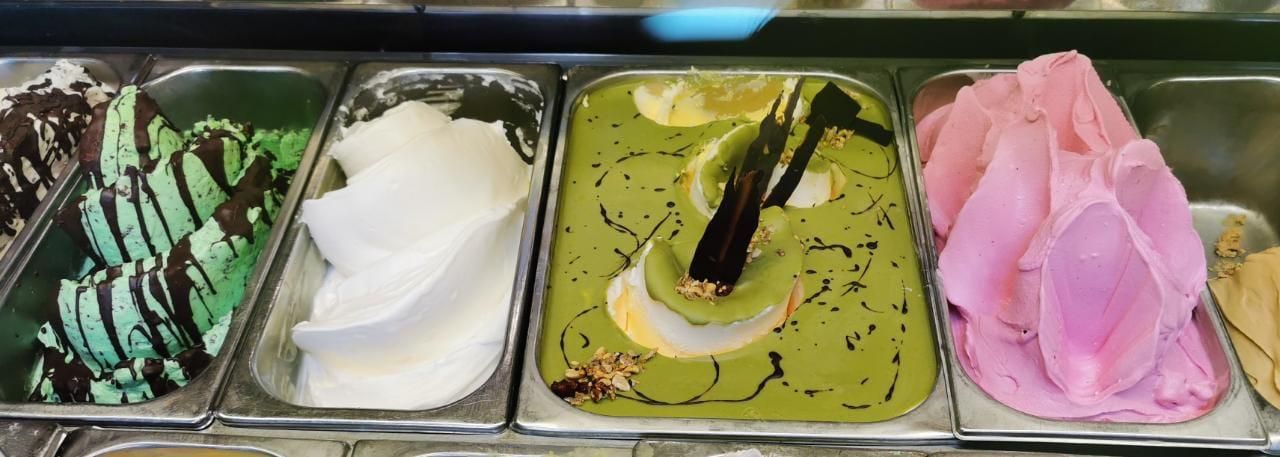 Vitrina panorámica con distintas variedades de gelato.