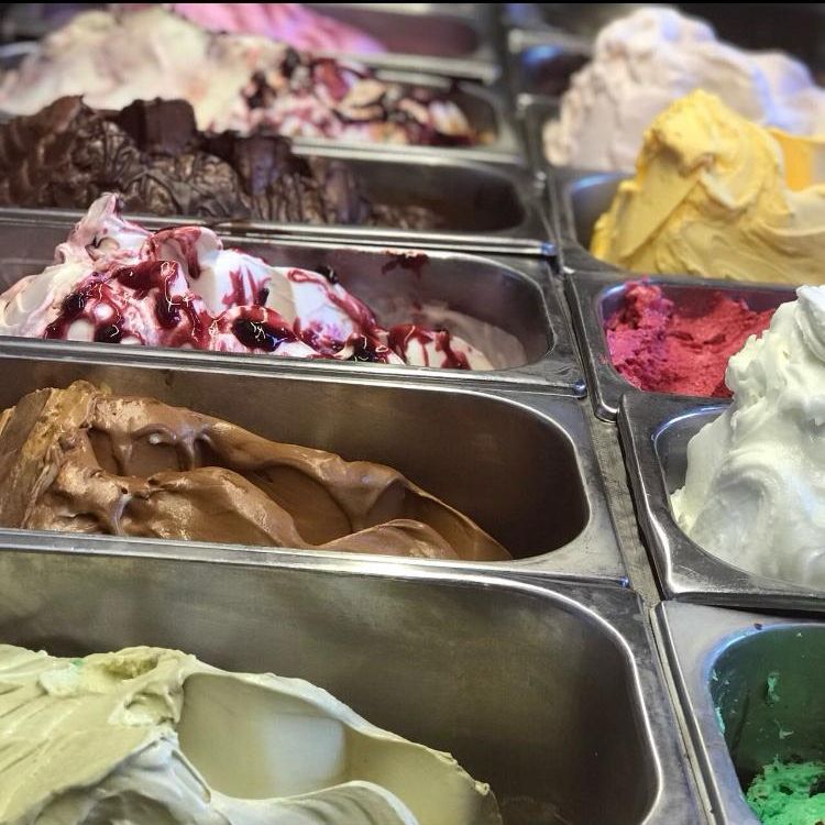 Selección de sabores en la vitrina de gelateria.