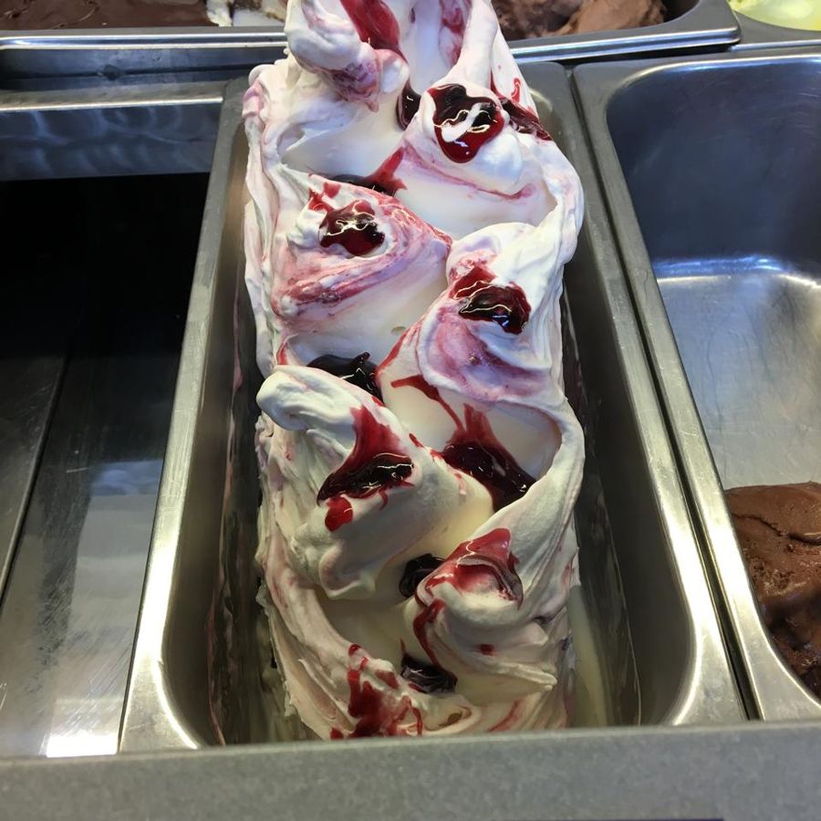 Gelato de yogurt y amarena en la vitrina.